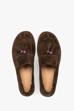 Draufsicht auf das Paar dunkelbraune Damen-Loafer im Barefoot-Stil mit Zierquaste
