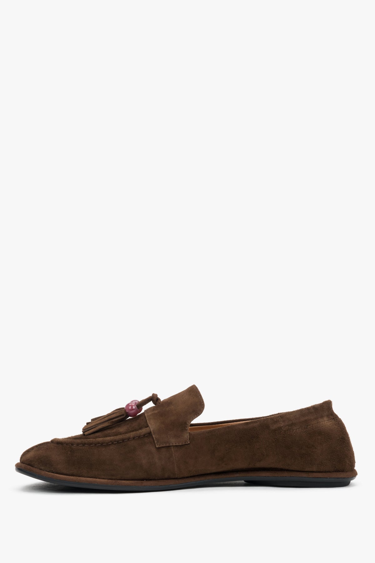 Linke Seitenansicht der dunkelbraunen Veloursleder-Loafer mit flexibler Gummisohle