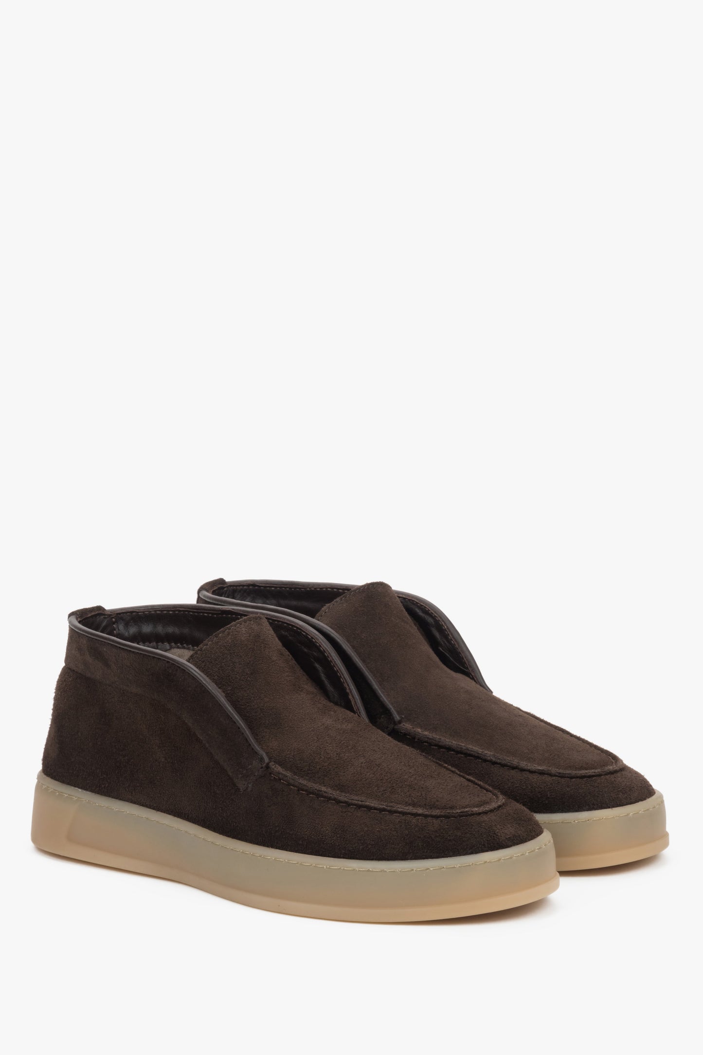 Schrägansicht des Paares, die das minimalistische Design und das Veloursleder zeigt