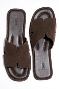 Draufsicht auf das Paar dunkelbrauner Damen-Mules aus Veloursleder