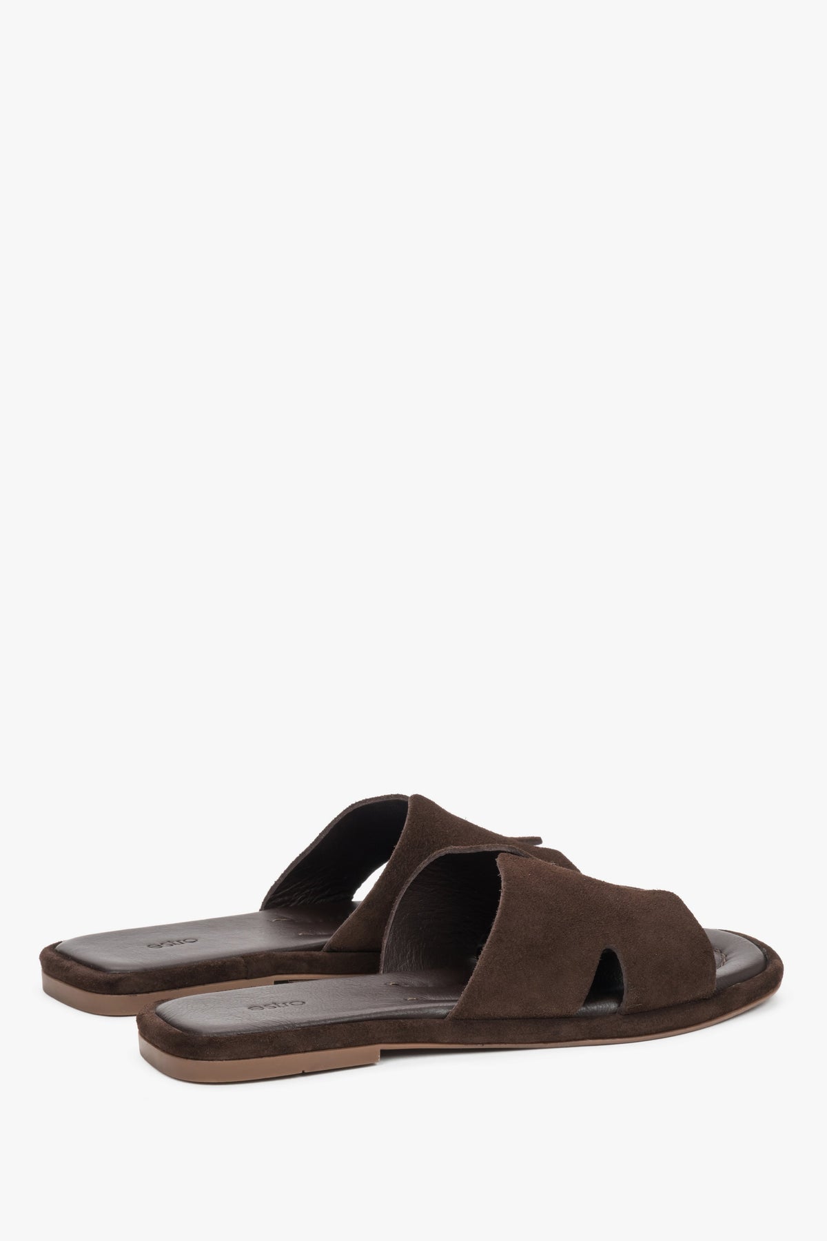Rückansicht der dunkelbraunen Damen-Mules mit flacher TPU-Sohle