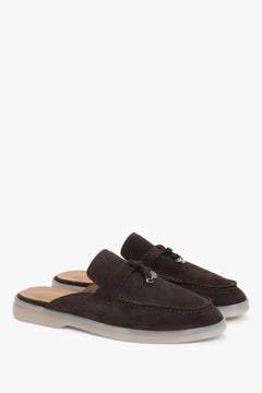 Die dunkelbraunen Slipper von Estro in einer Schrägansicht zur Darstellung der weichen Materialstruktur.