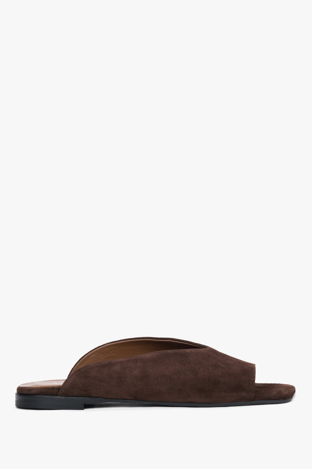 Dunkelbraune Damen-Pantolette aus Veloursleder in seitlicher Ansicht mit flacher Sohle