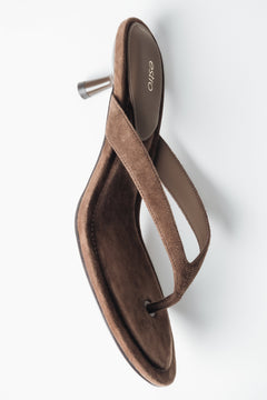 Dunkelbraune Damen-Pantolette aus Velours in schräger Detailansicht mit weichen Riemen