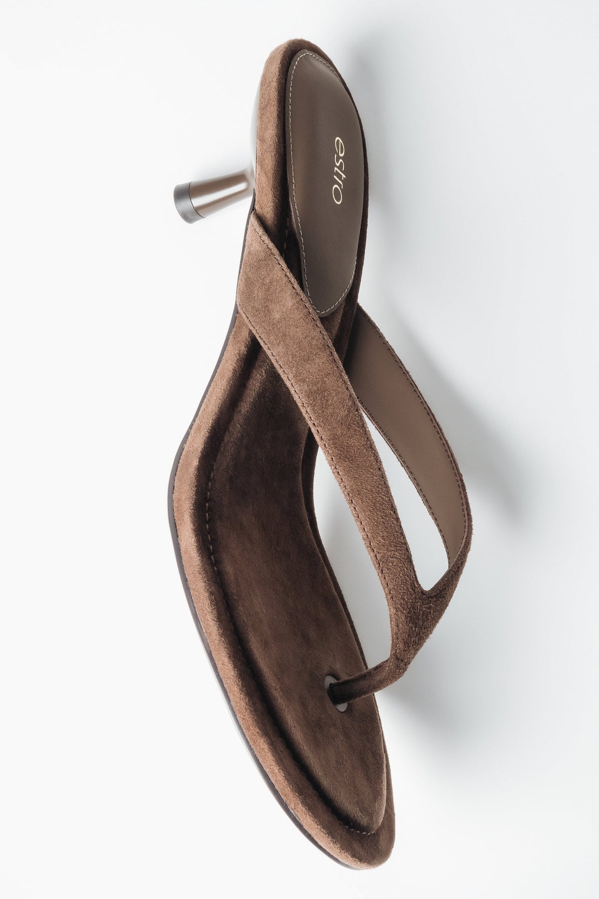 Dunkelbraune Damen-Pantolette aus Velours in schräger Detailansicht mit weichen Riemen