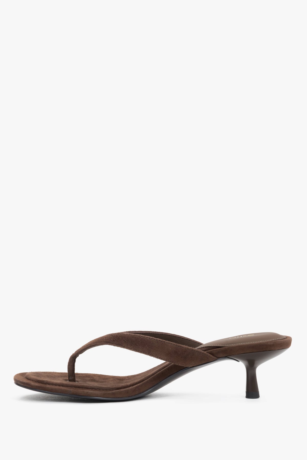Dunkelbraune Damen-Pantolette aus Velours in seitlicher Ansicht mit Zehentrenner-Riemen