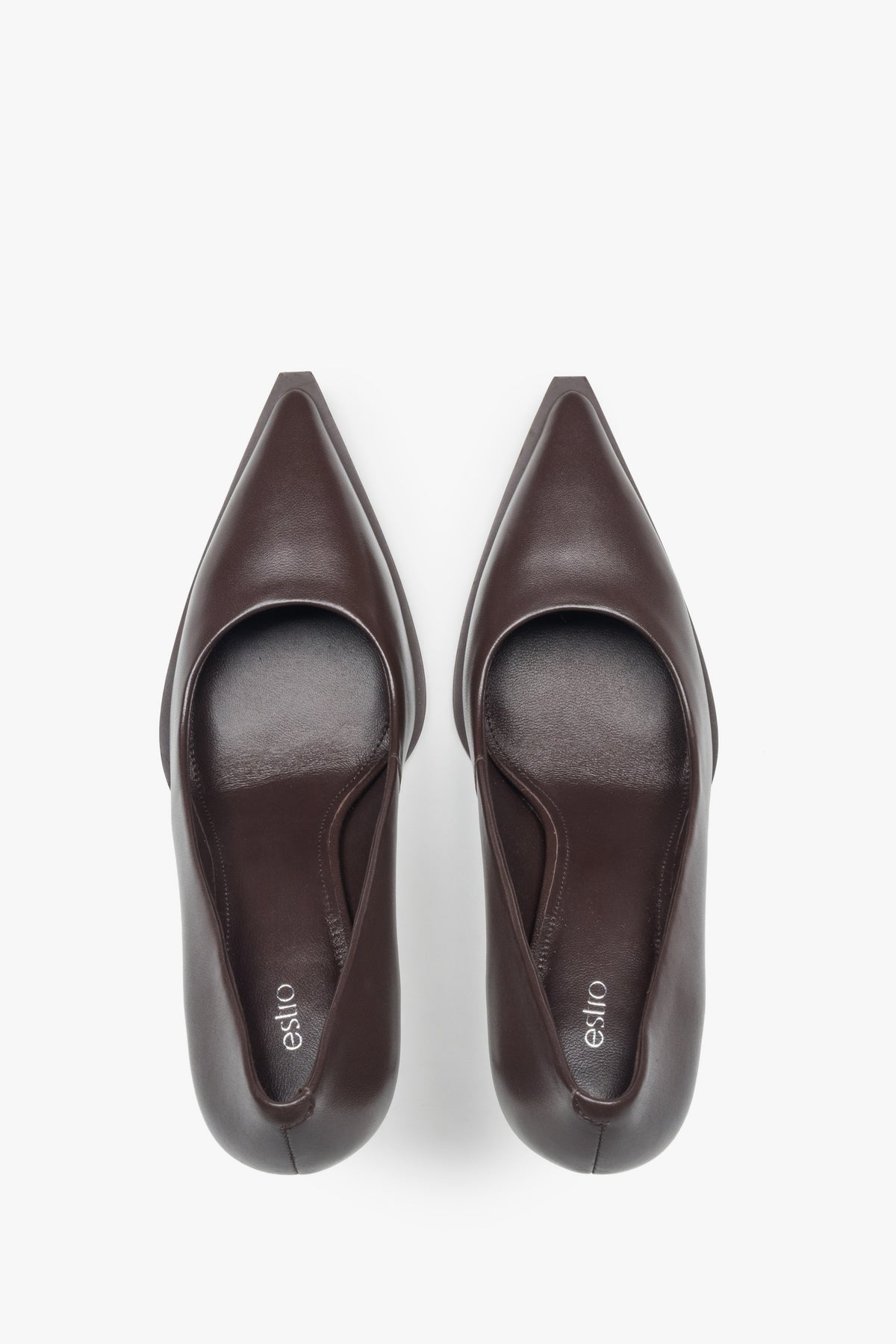 Klassische Damenpumps von Estro mit spitz zulaufender Schuhspitze, vollständig aus echtem Leder in elegantem Dunkelbraun gefertigt.