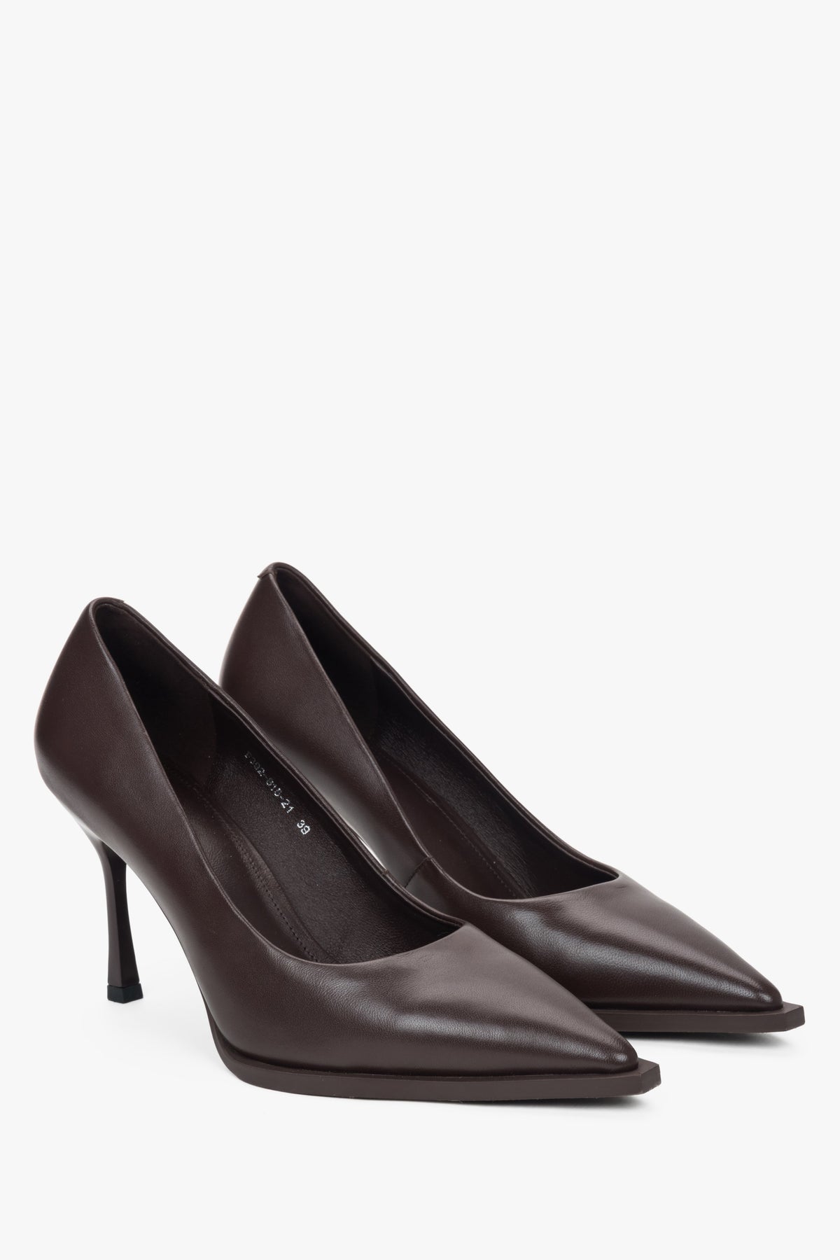 Klassische dunkelbraune Pumps von Estro.
