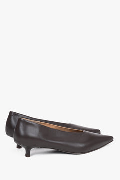 Dunkelbraune Damen-Pumps als Paar in seitlicher Ansicht mit spitzer Schuhspitze