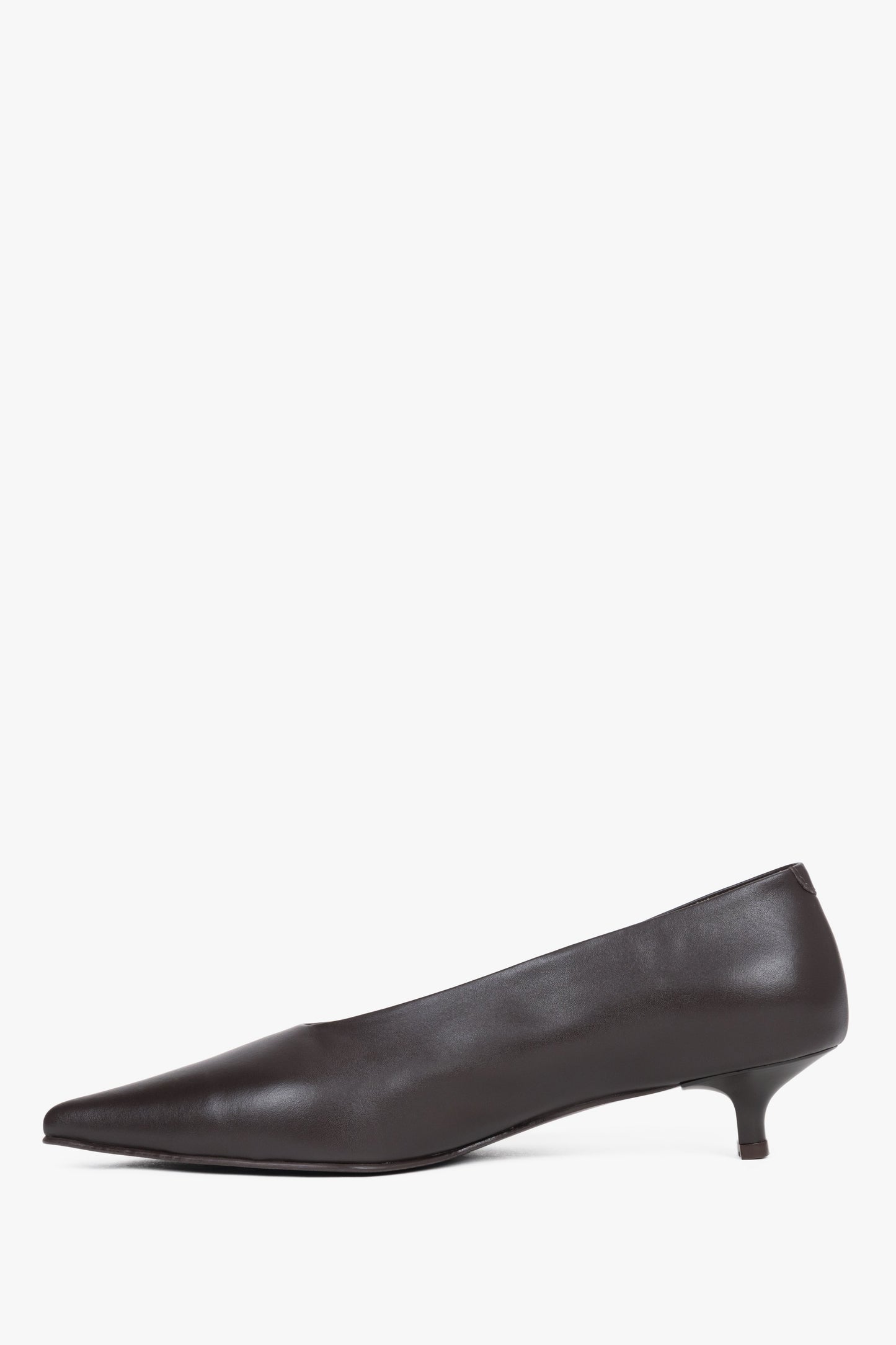 Dunkelbraune Damen-Pumps von Estro von oben mit tiefem V-Ausschnitt