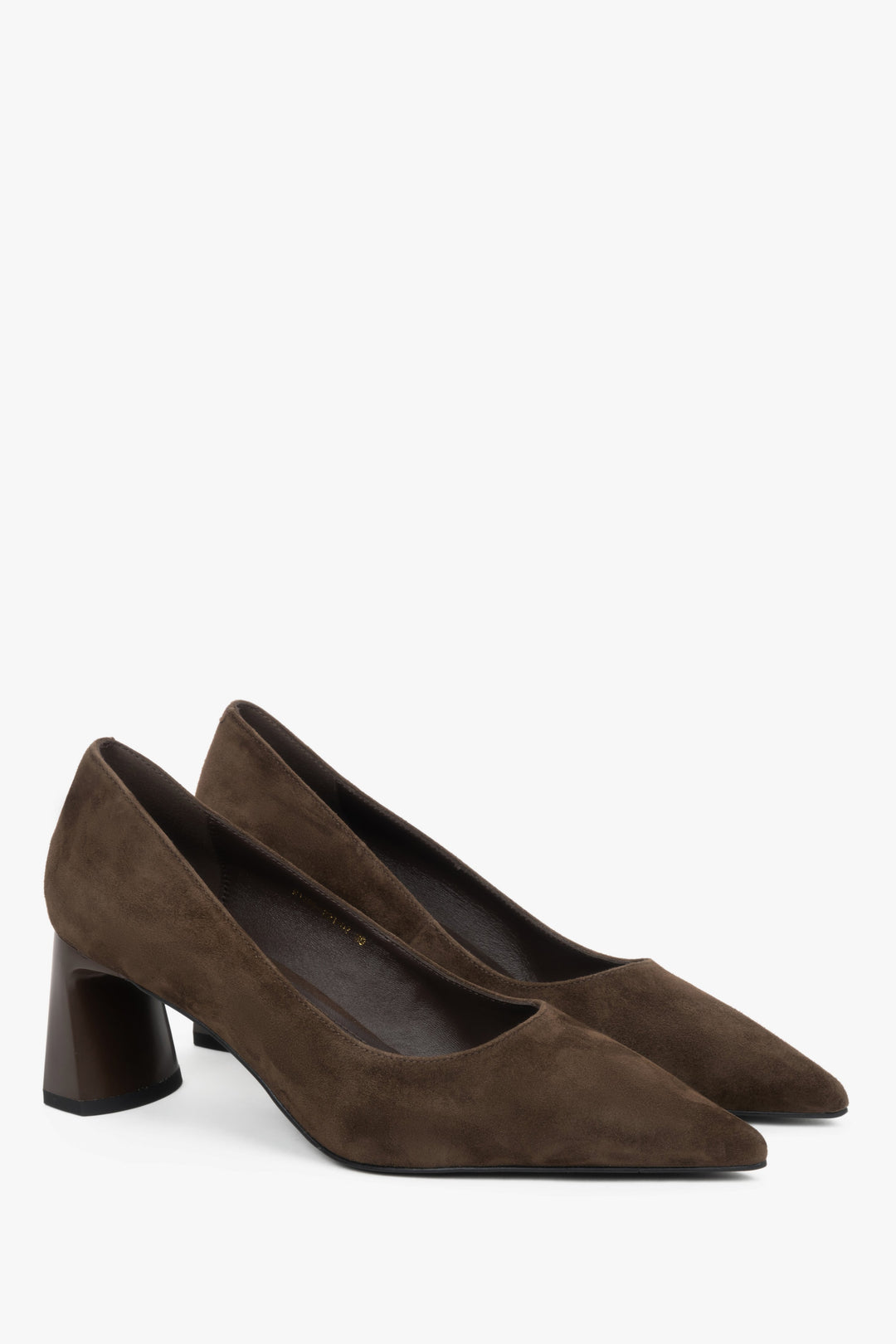 Schräge Seitenansicht der dunkelbraunen Pumps mit 6,5 cm Blockabsatz.
