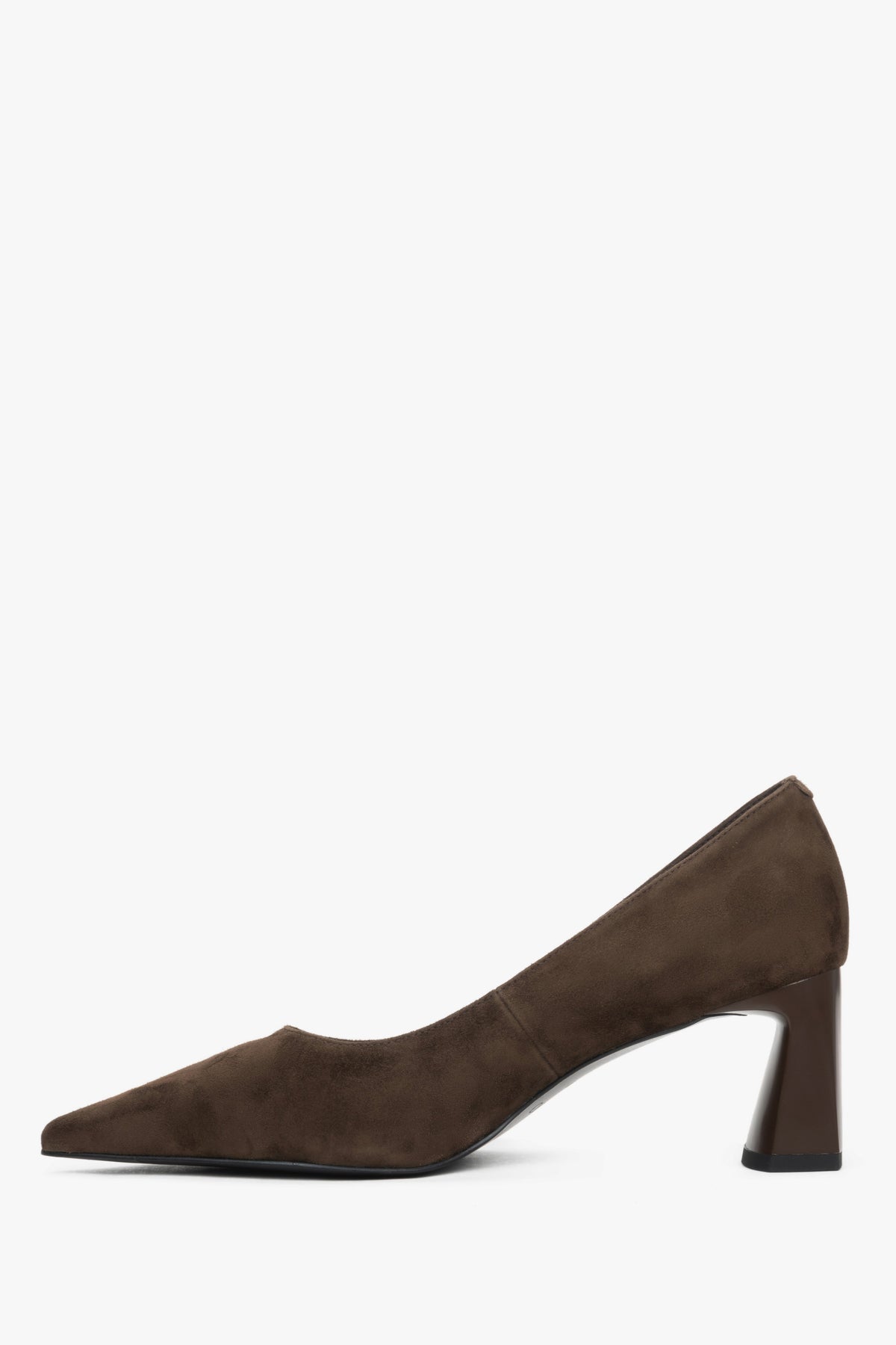 Linkes Seitenprofil der eleganten Damen-Pumps aus feinem Naturvelours.