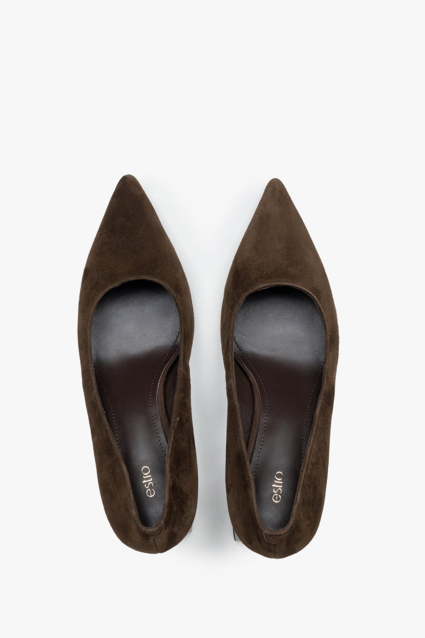 Draufsicht auf das Paar dunkelbrauner Pumps mit eleganter, spitzer Form.