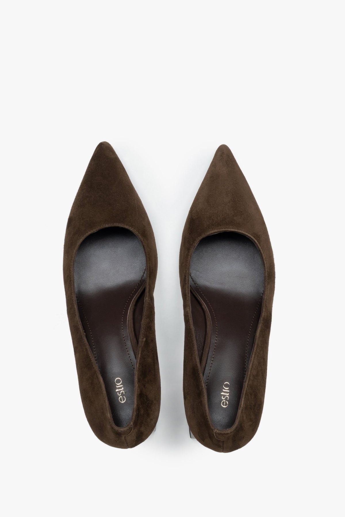 Draufsicht auf das Paar dunkelbrauner Pumps mit eleganter, spitzer Form.
