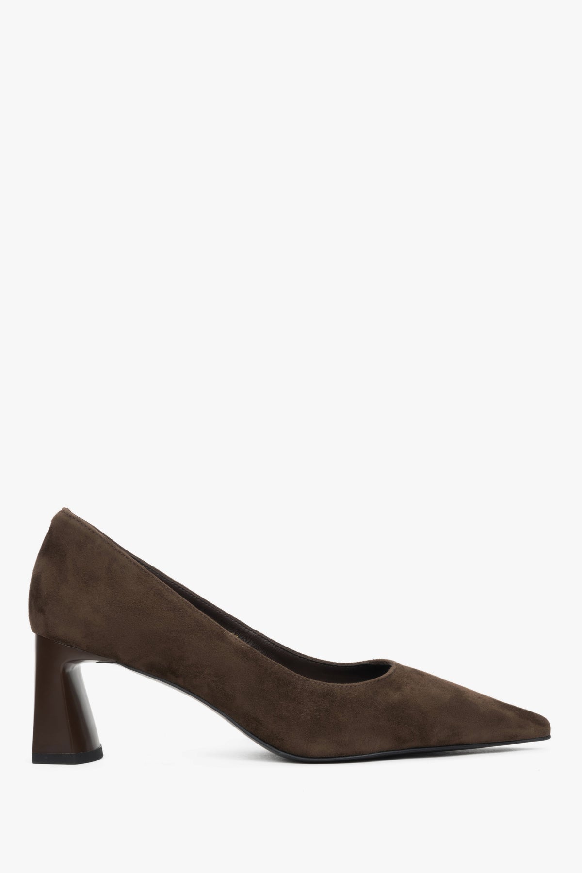 Rechtes Profil eleganter Damenpumps aus feinem Naturvelours.