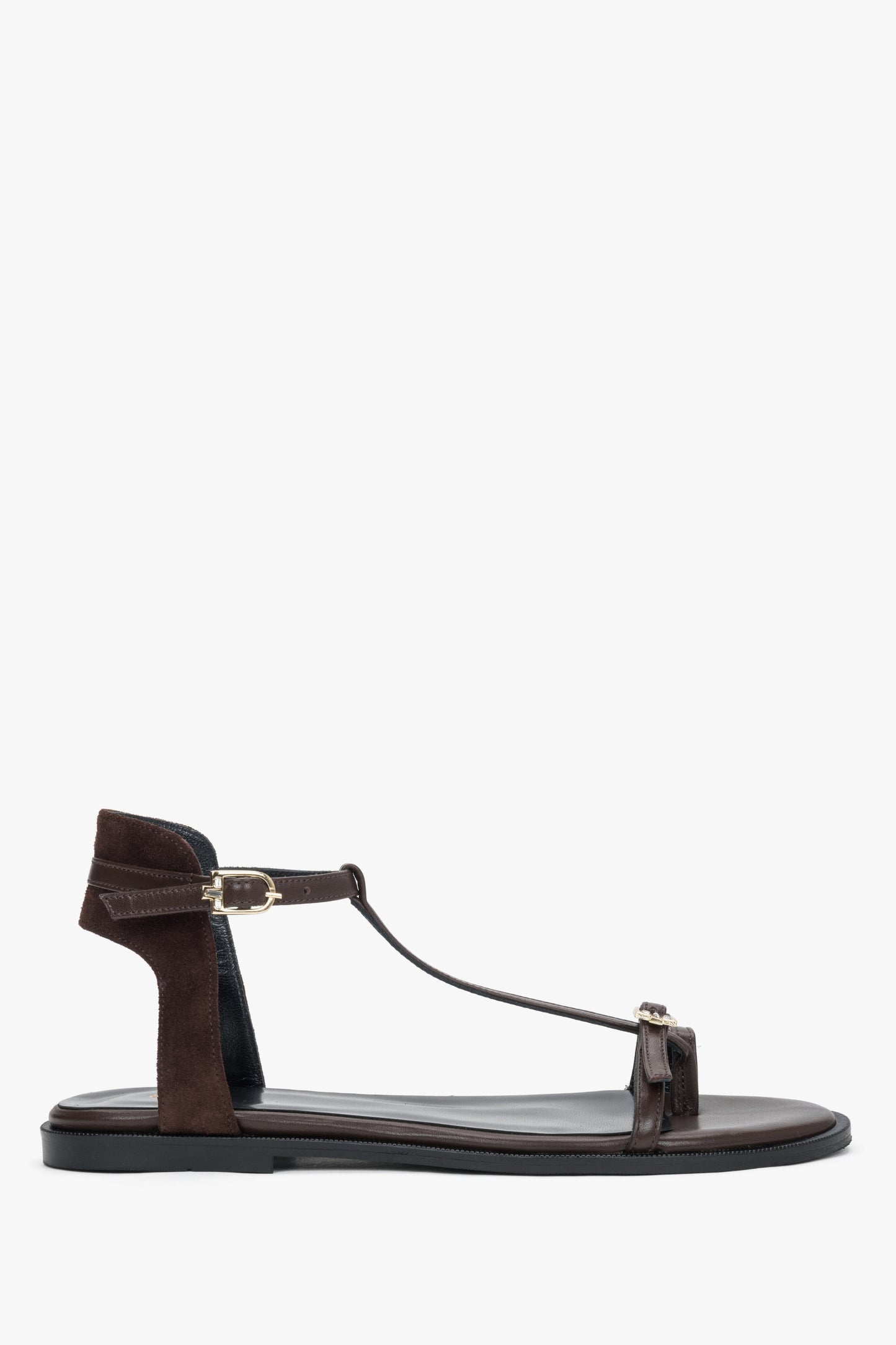 Dunkelbraune Damen-Sandale aus Leder und Veloursleder in seitlicher Ansicht mit goldfarbenen Details