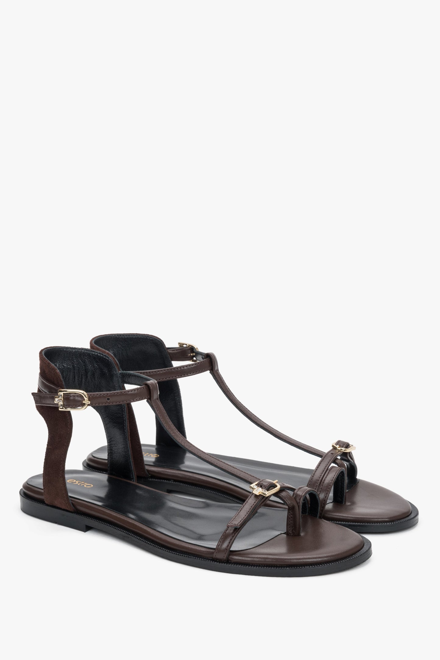Dunkelbraune Damen-Sandalen aus Leder und Veloursleder in schräger Vorderansicht mit Schnallen
