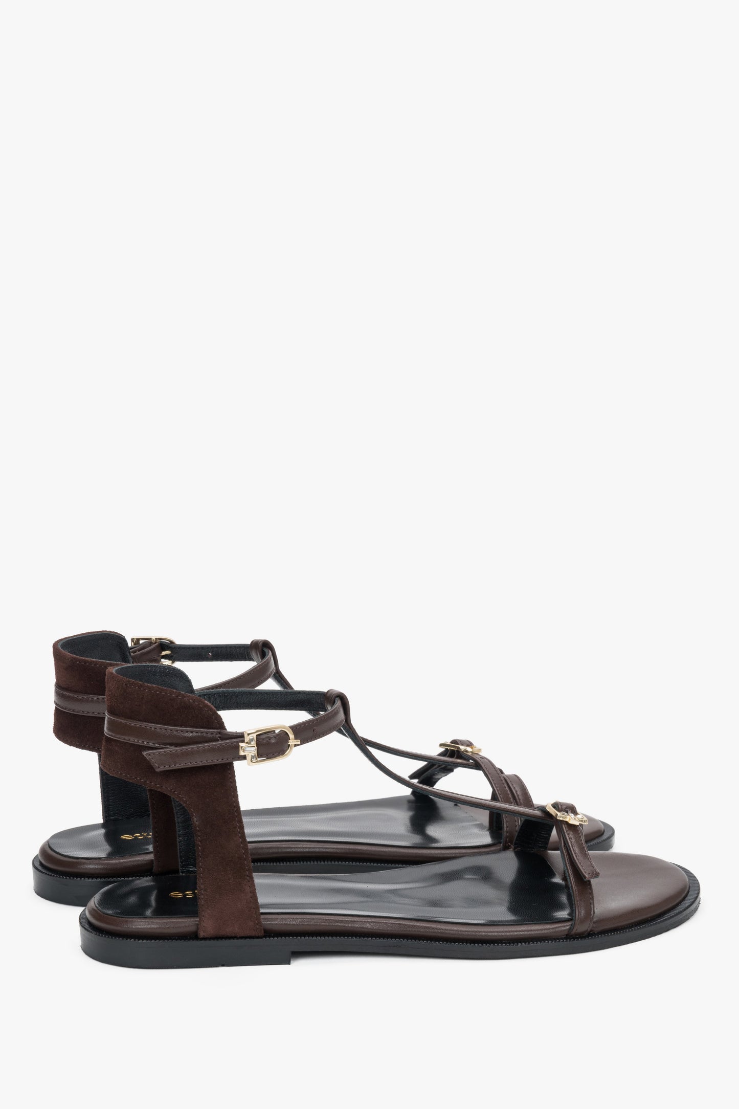 Dunkelbraune Damen-Sandalen aus Leder und Veloursleder in schräger Seitenansicht mit goldfarbenen Schnallen