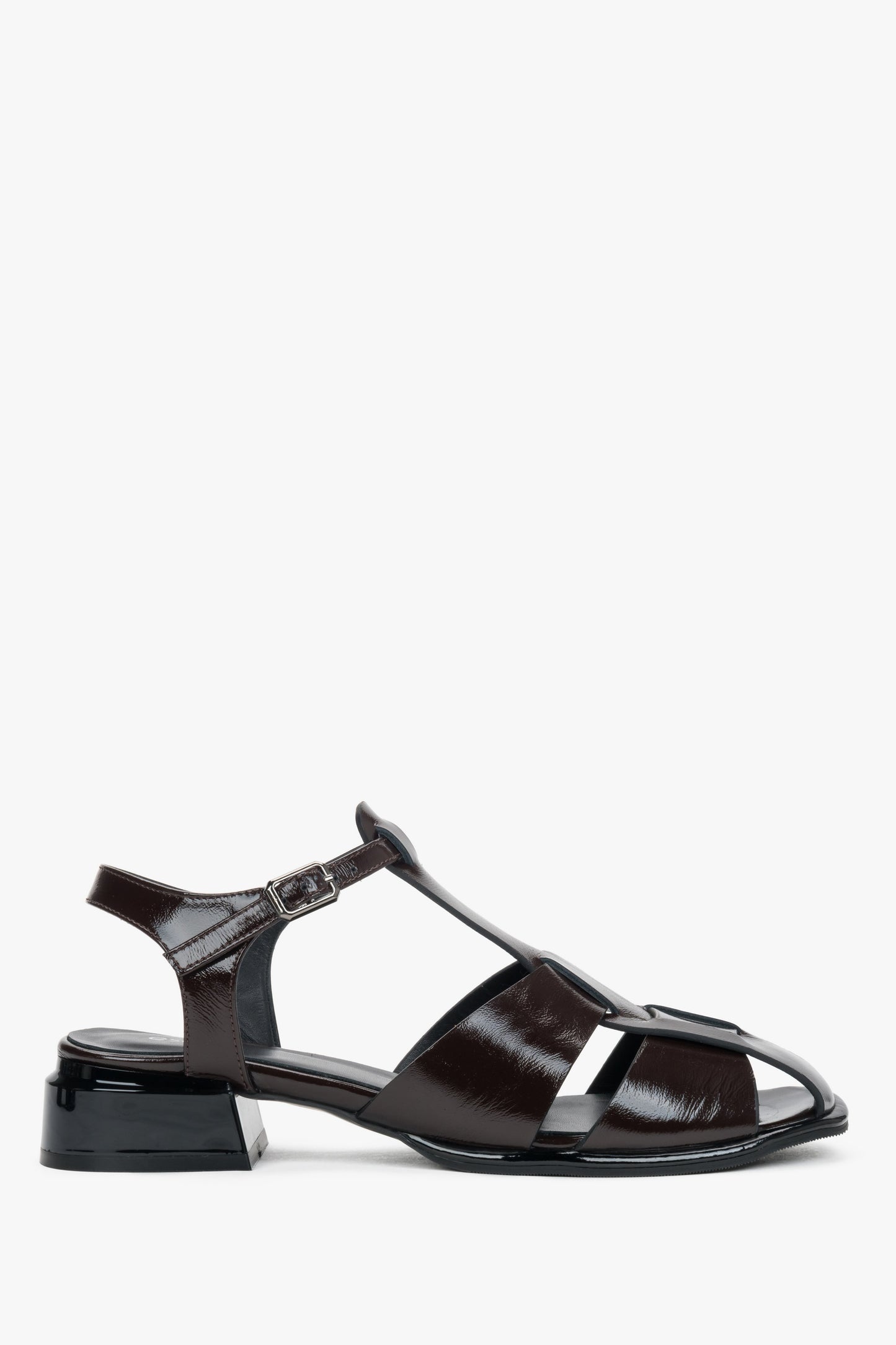 Seitenansicht der dunkelbraunen Damen-Sandalen aus Lackleder mit Blockabsatz