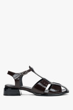 Seitenansicht der dunkelbraunen Damen-Sandalen aus Lackleder mit Blockabsatz