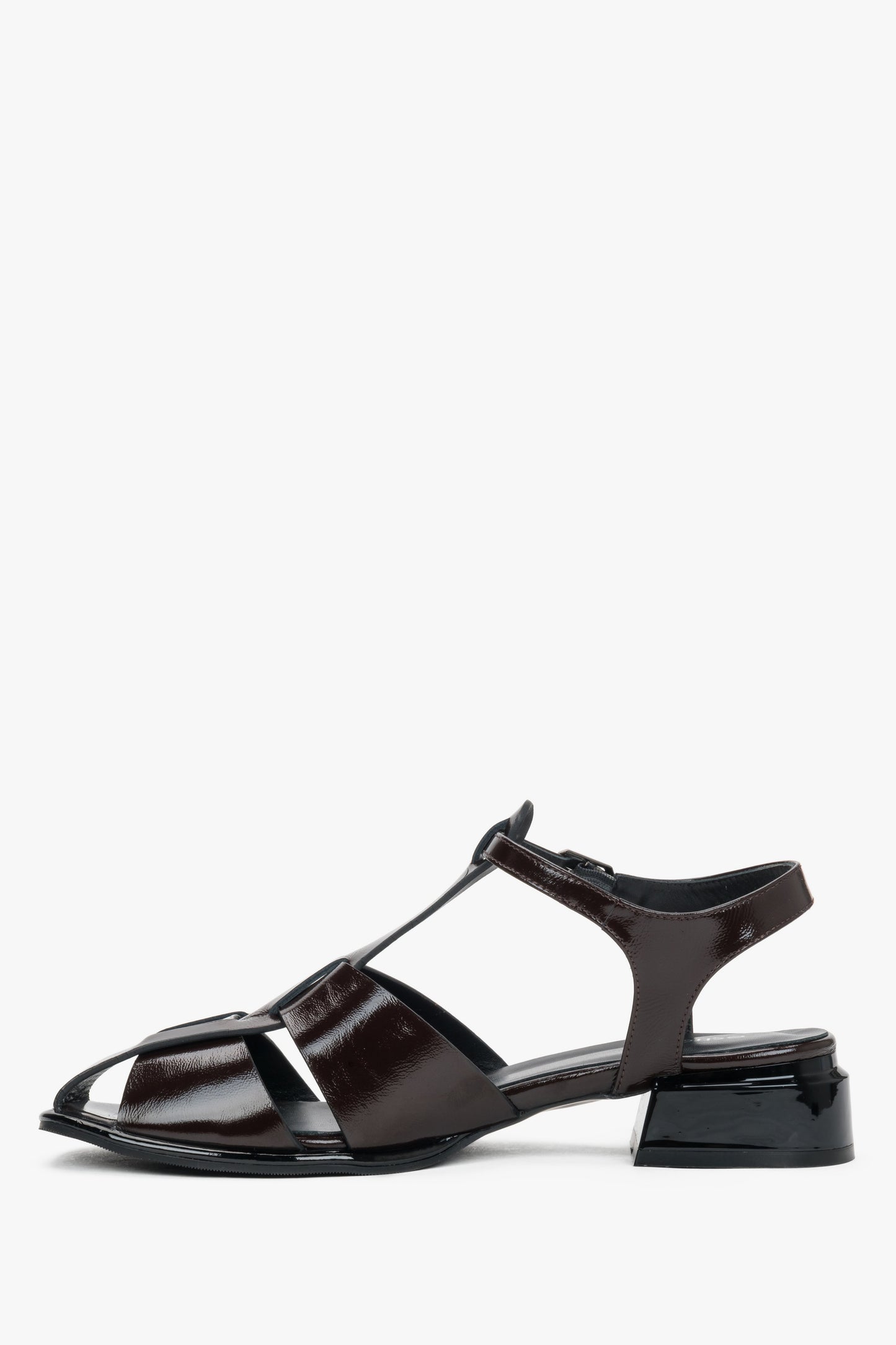 Linke Seitenansicht der dunkelbraunen Damen-Sandalen aus Lackleder mit Blockabsatz