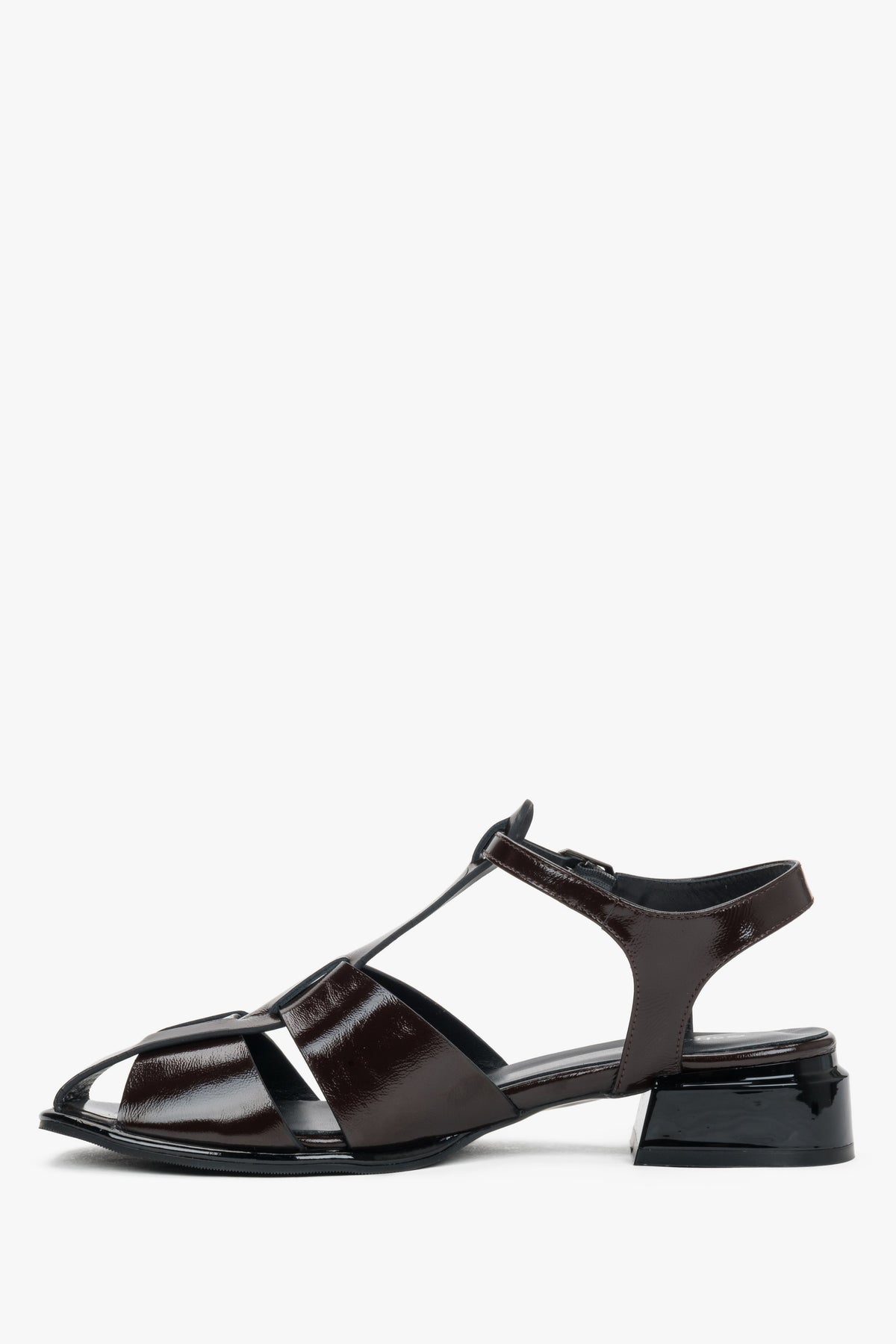 Linke Seitenansicht der dunkelbraunen Damen-Sandalen aus Lackleder mit Blockabsatz