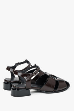 Rückansicht der dunkelbraunen Damen-Sandalen mit niedrigem Blockabsatz