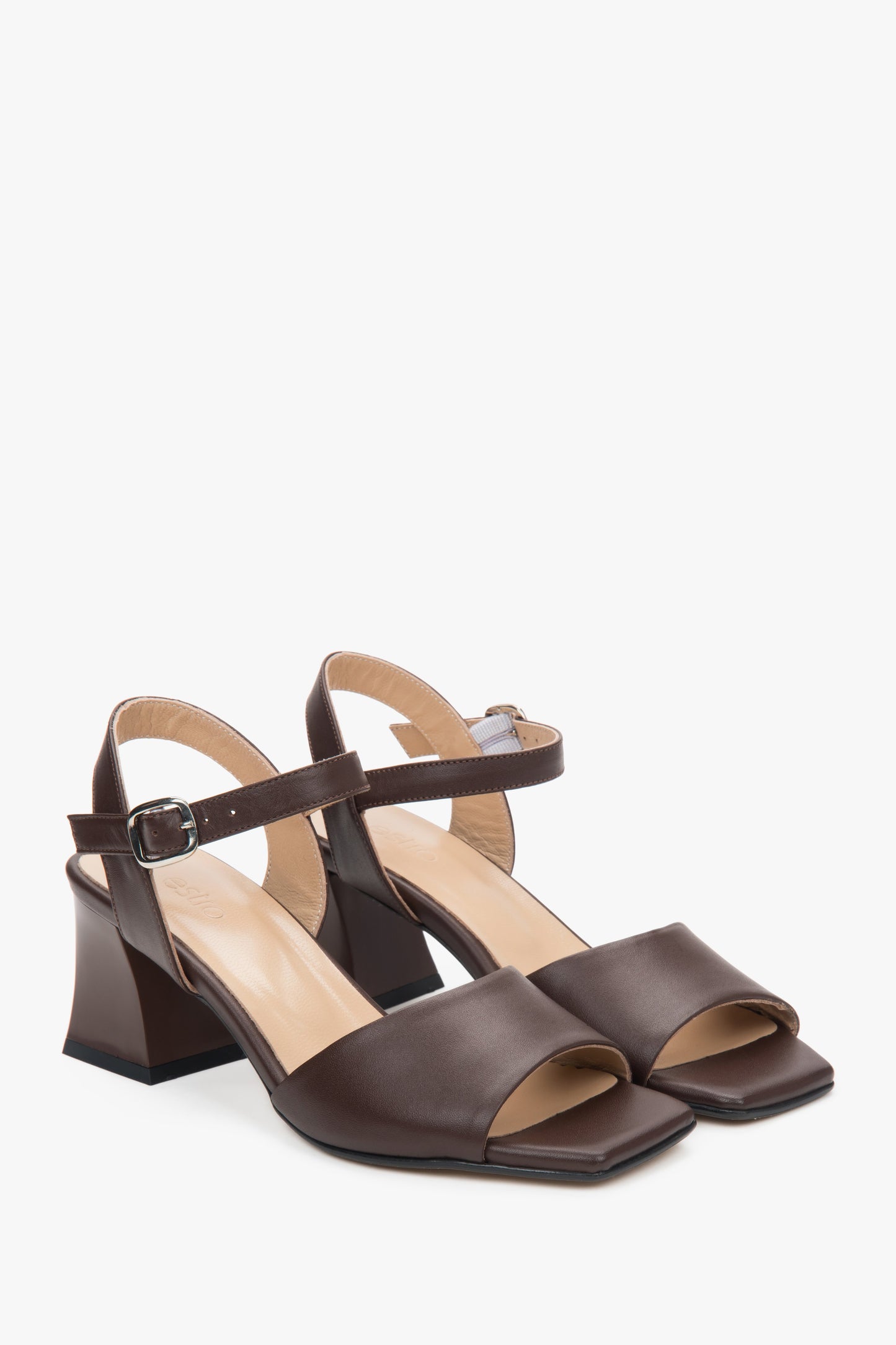 Schrägansicht des Paares dunkelbrauner Ledersandalen mit schmaler Passform