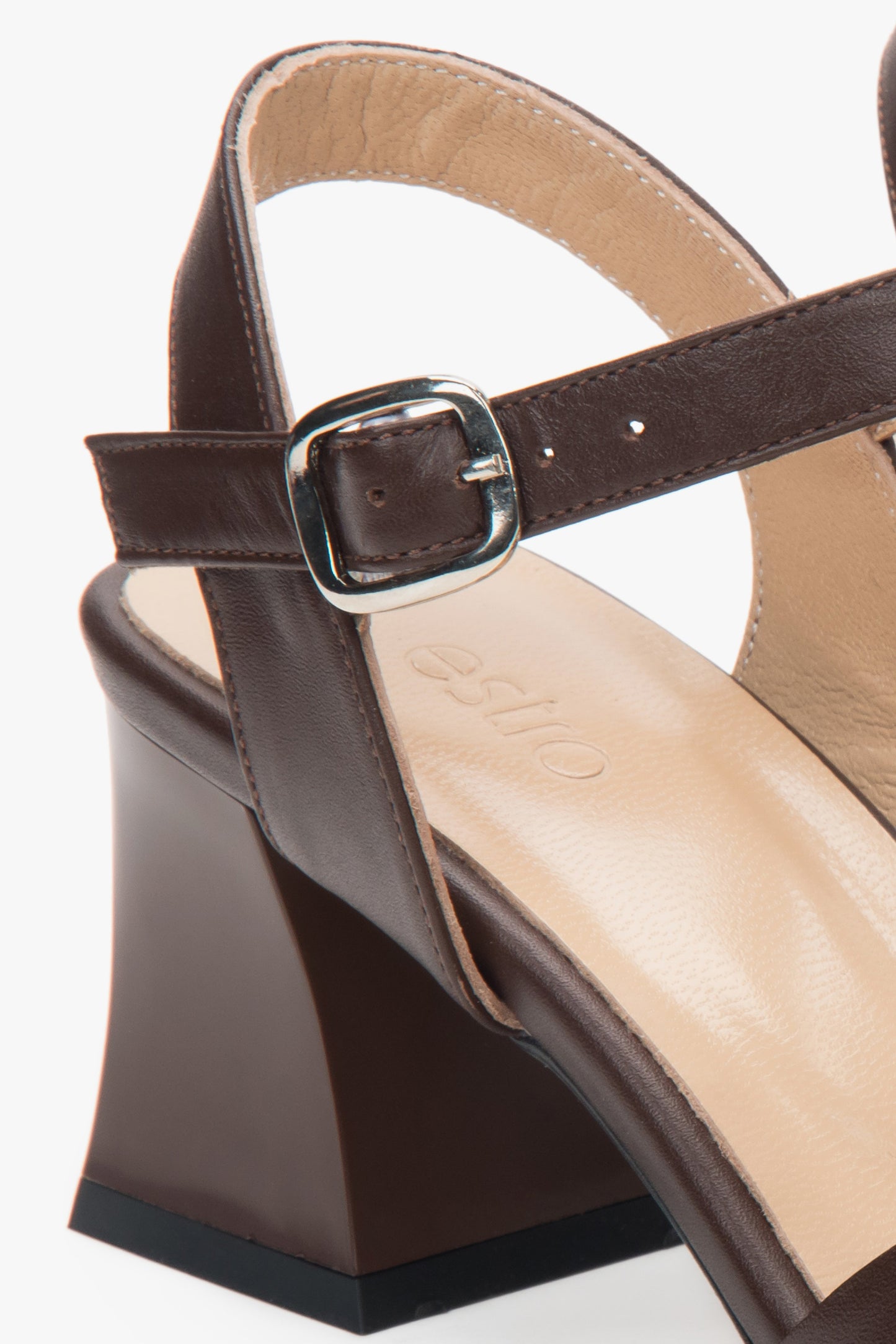 Detailaufnahme der Schnalle der dunkelbraunen Sandalen 