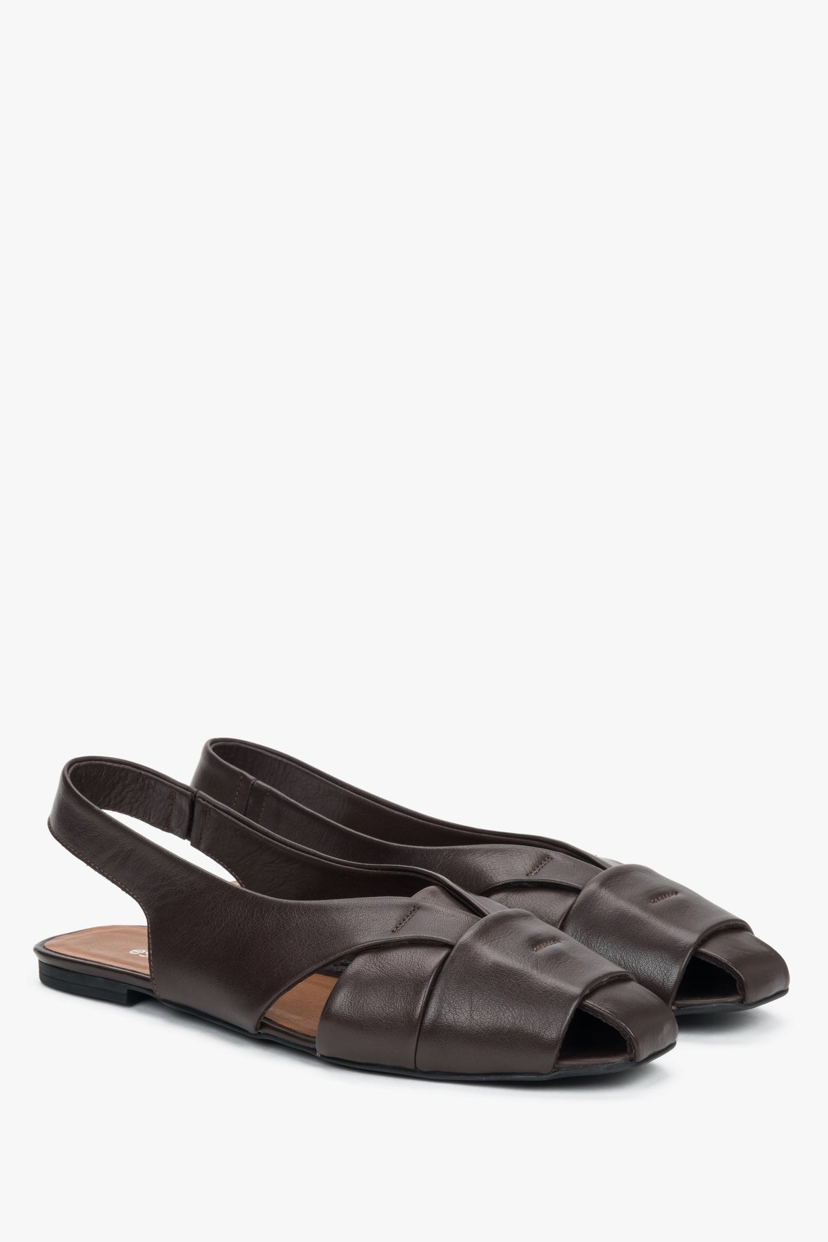 Schrägansicht des Paares dunkelbrauner Ledersandalen