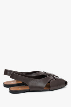 Rückansicht der dunkelbraunen Damen-Sandalen mit elastischem Fersenriemen