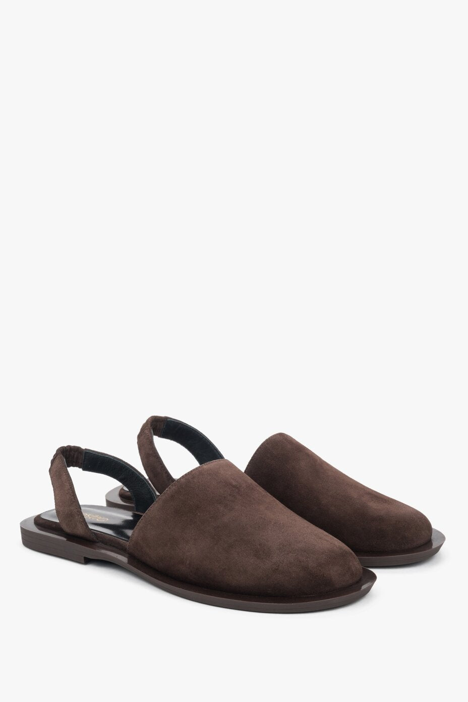 Schrägansicht der braunen Velours-Sandalen mit Slingback-Riemen
