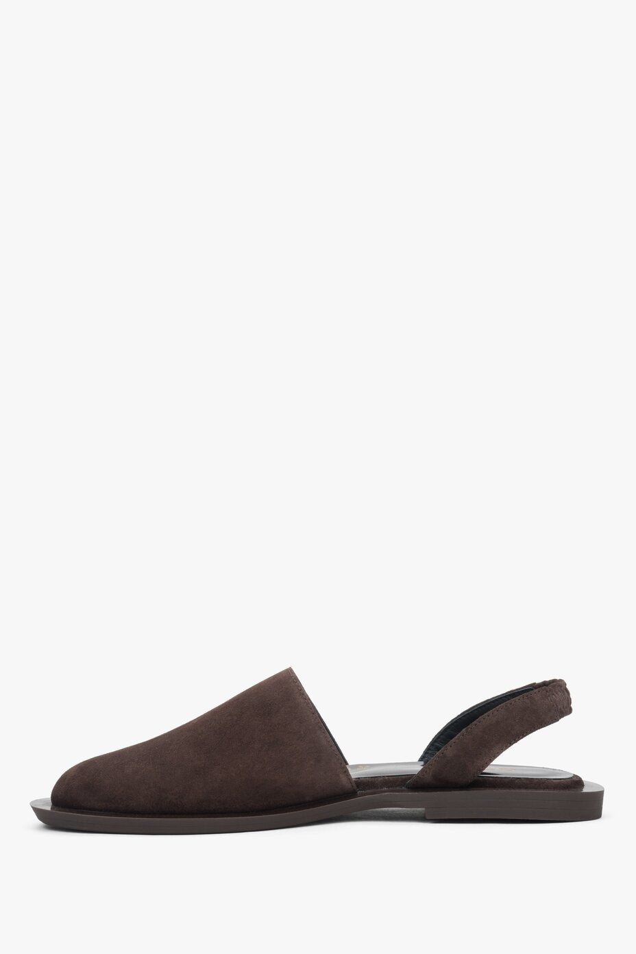 Seitenansicht der braunen Velours-Sandalen mit Slingback-Riemen