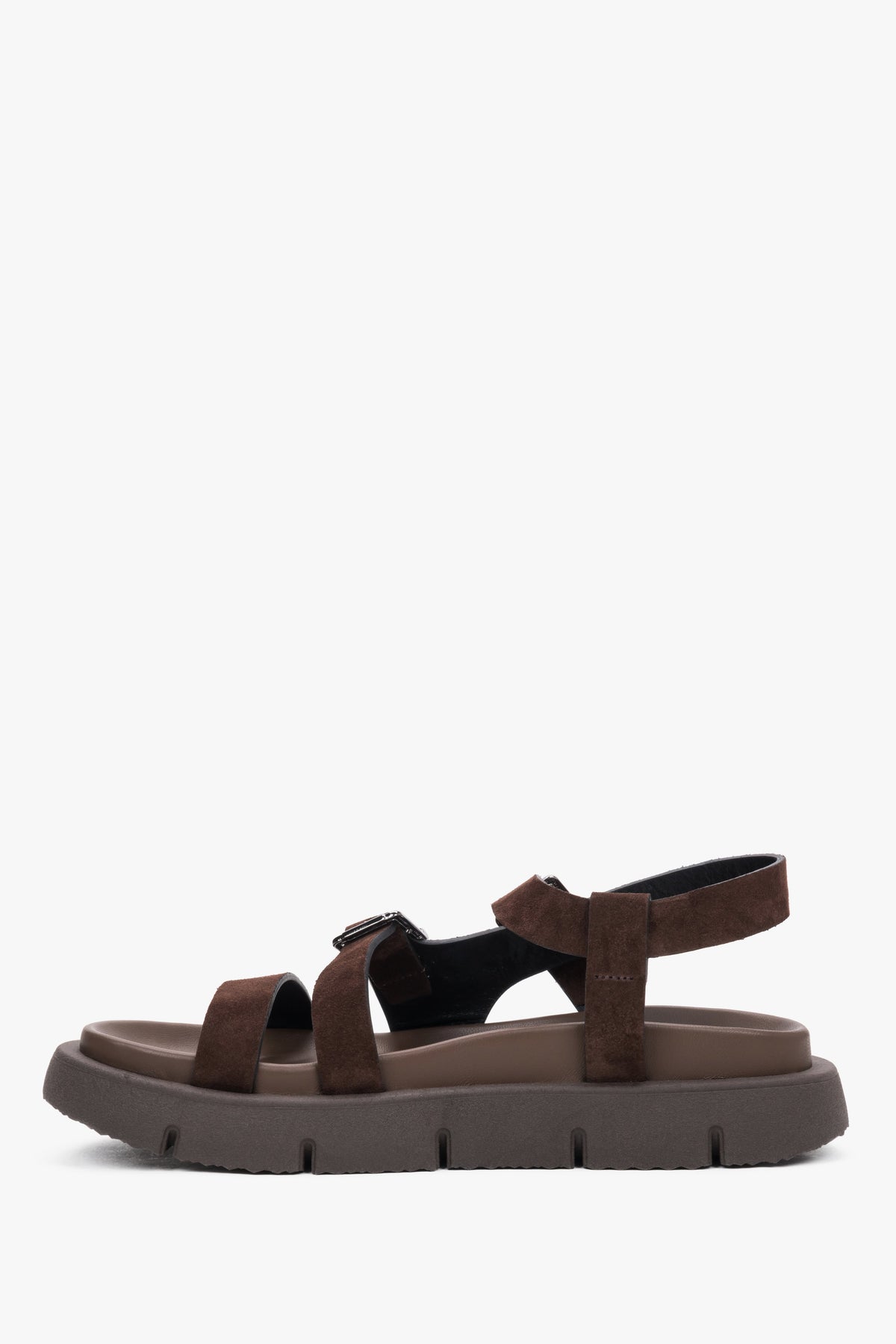 Dunkelbraune Damen-Sandale aus Velours von der Seite mit flacher TR-Sohle