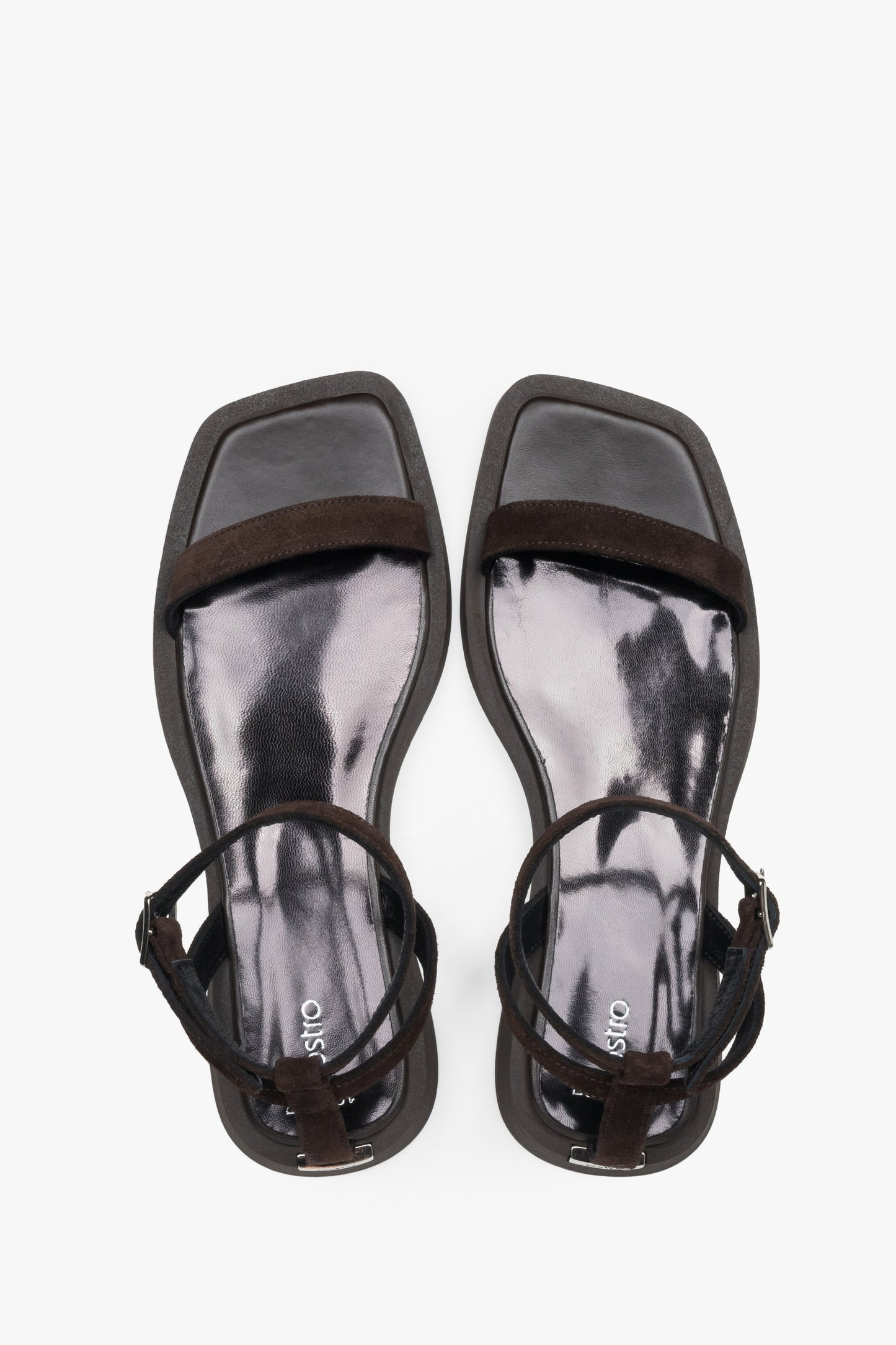 Dunkelbraune Damen-Sandalen von oben mit schmalen Riemen und Lederdecksohle