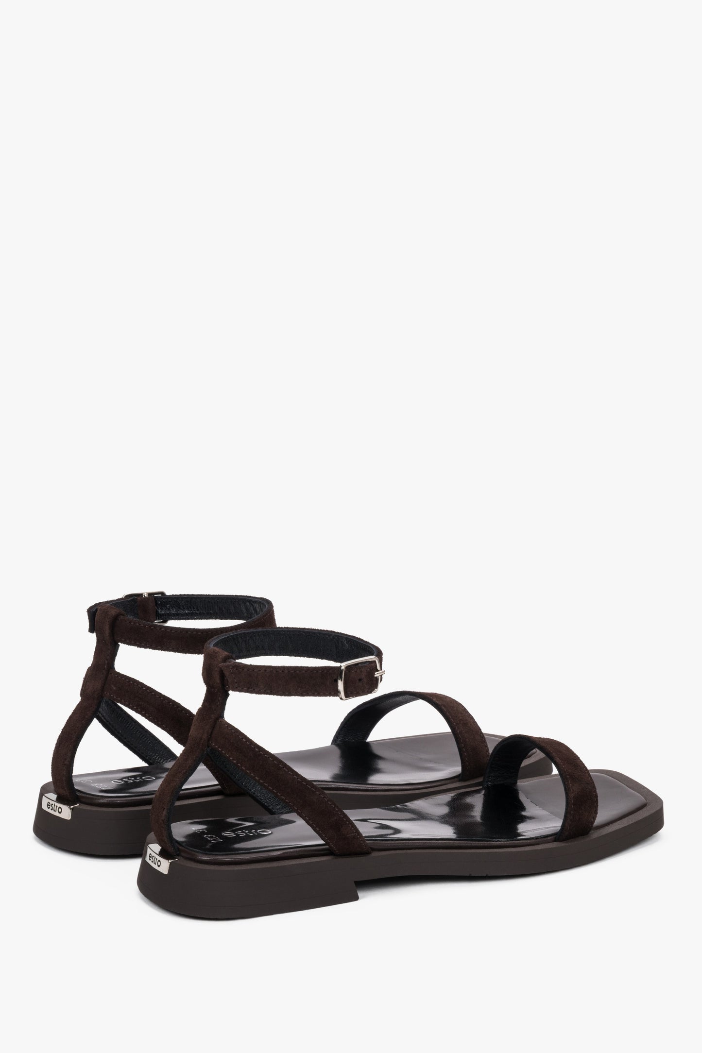 Dunkelbraune Damen-Sandalen aus Velours in schräger Seitenansicht mit Schnalle