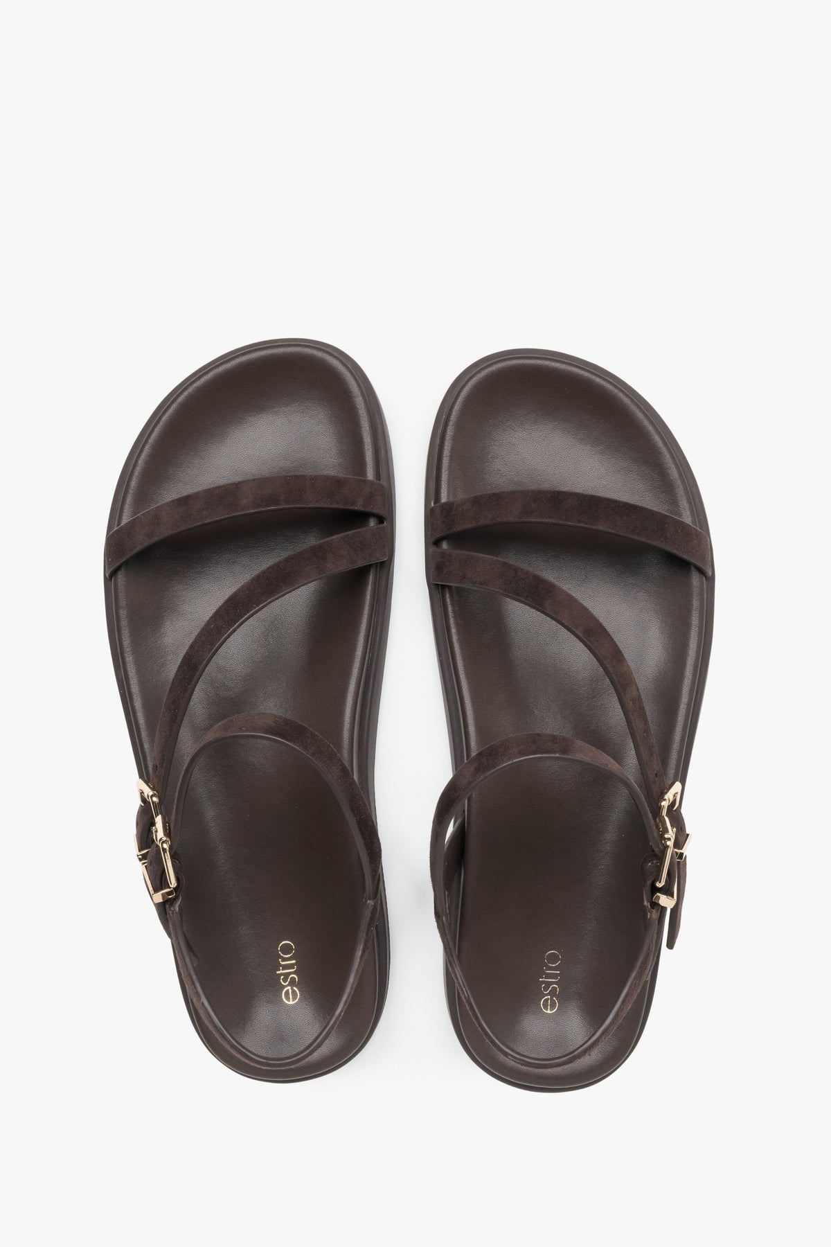 Draufsicht auf das Paar dunkelbrauner Damen-Sandalen aus Naturvelours.