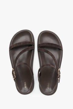 Draufsicht auf das Paar dunkelbrauner Damen-Sandalen aus Naturvelours.
