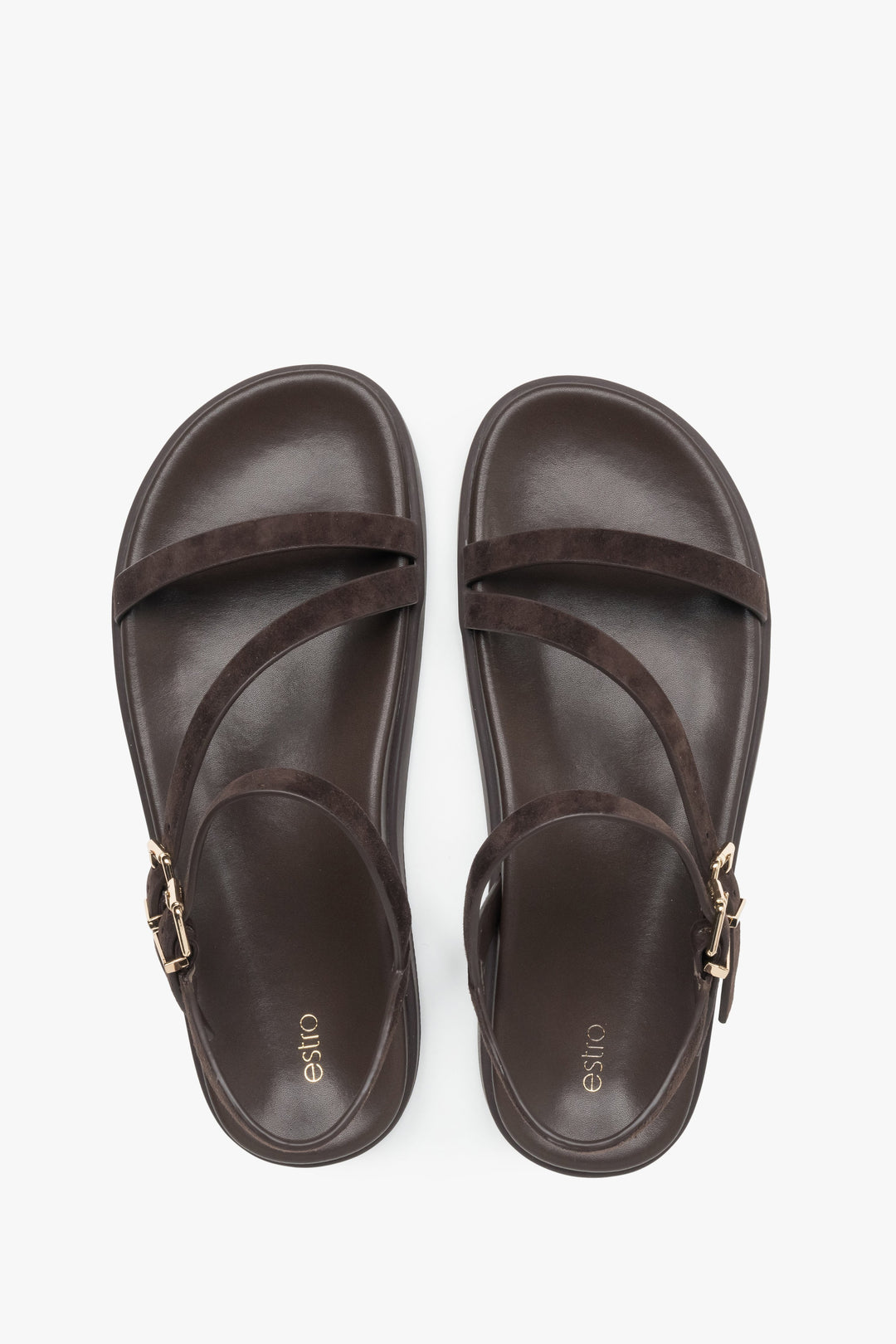 Draufsicht auf das Paar dunkelbrauner Damen-Sandalen aus Naturvelours.