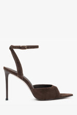Seitenprofil der dunkelbraunen Stiletto-Sandalen mit Knöchelriemen und goldenen Details.