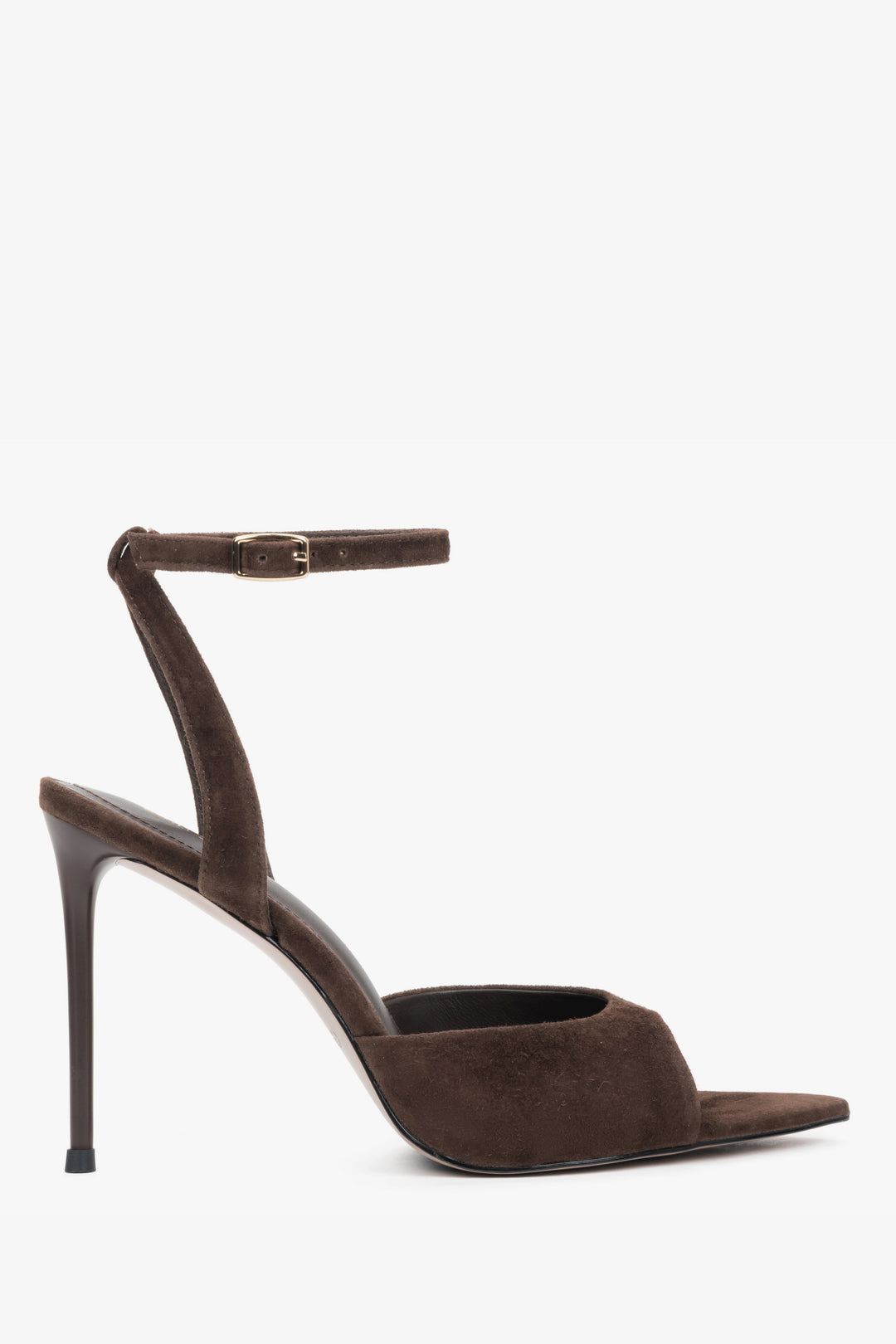 Seitenprofil der dunkelbraunen Stiletto-Sandalen mit Knöchelriemen und goldenen Details.