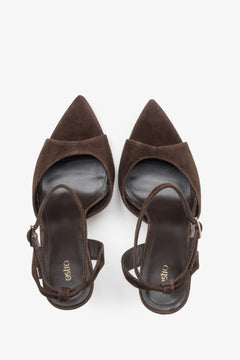 Draufsicht auf das Paar dunkelbrauner Damen-Sandalen aus Natur-Velours.
