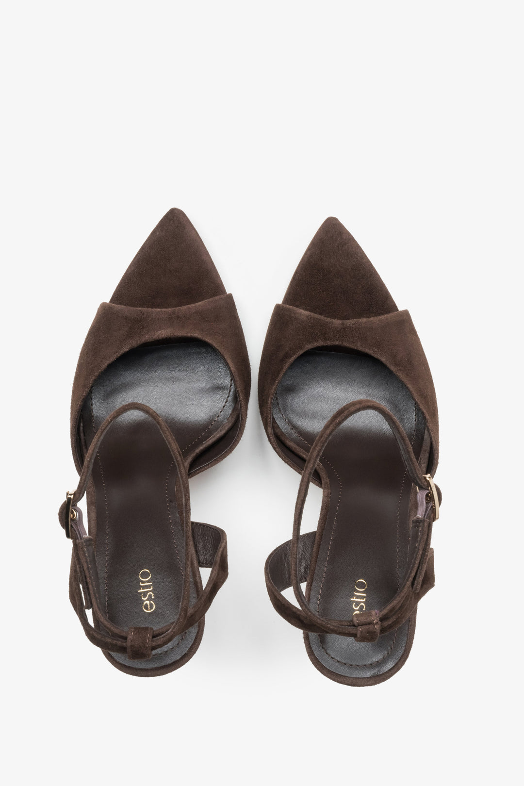 Draufsicht auf das Paar dunkelbrauner Damen-Sandalen aus Natur-Velours.