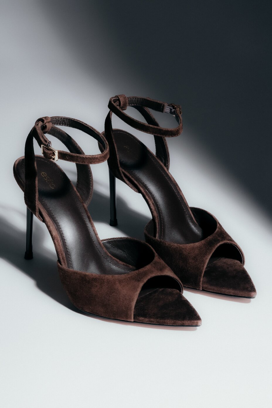 Dunkelbraune Damen-Sandalen aus Veloursleder mit Stilettoabsatz Estro ER00119474