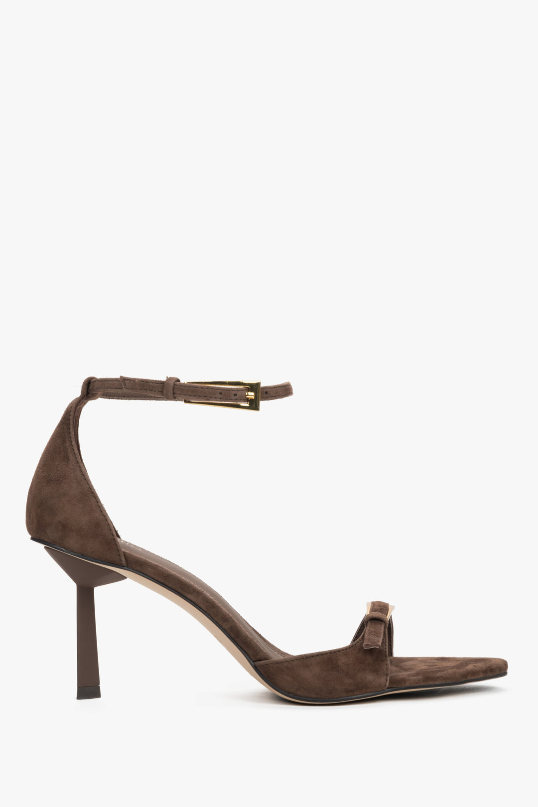 Dunkelbraune Damen-Sandalette aus natürlichem Veloursleder in seitlicher Profilansicht mit Stilettoabsatz