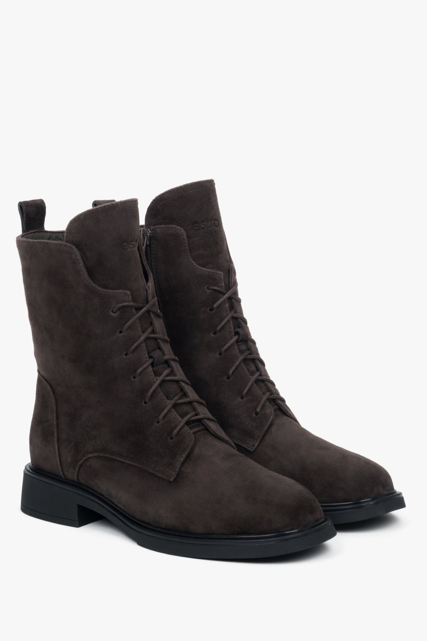 Schrägansicht des Schnürboots-Paares zur Veranschaulichung der klassischen Schnürung und Silhouette 