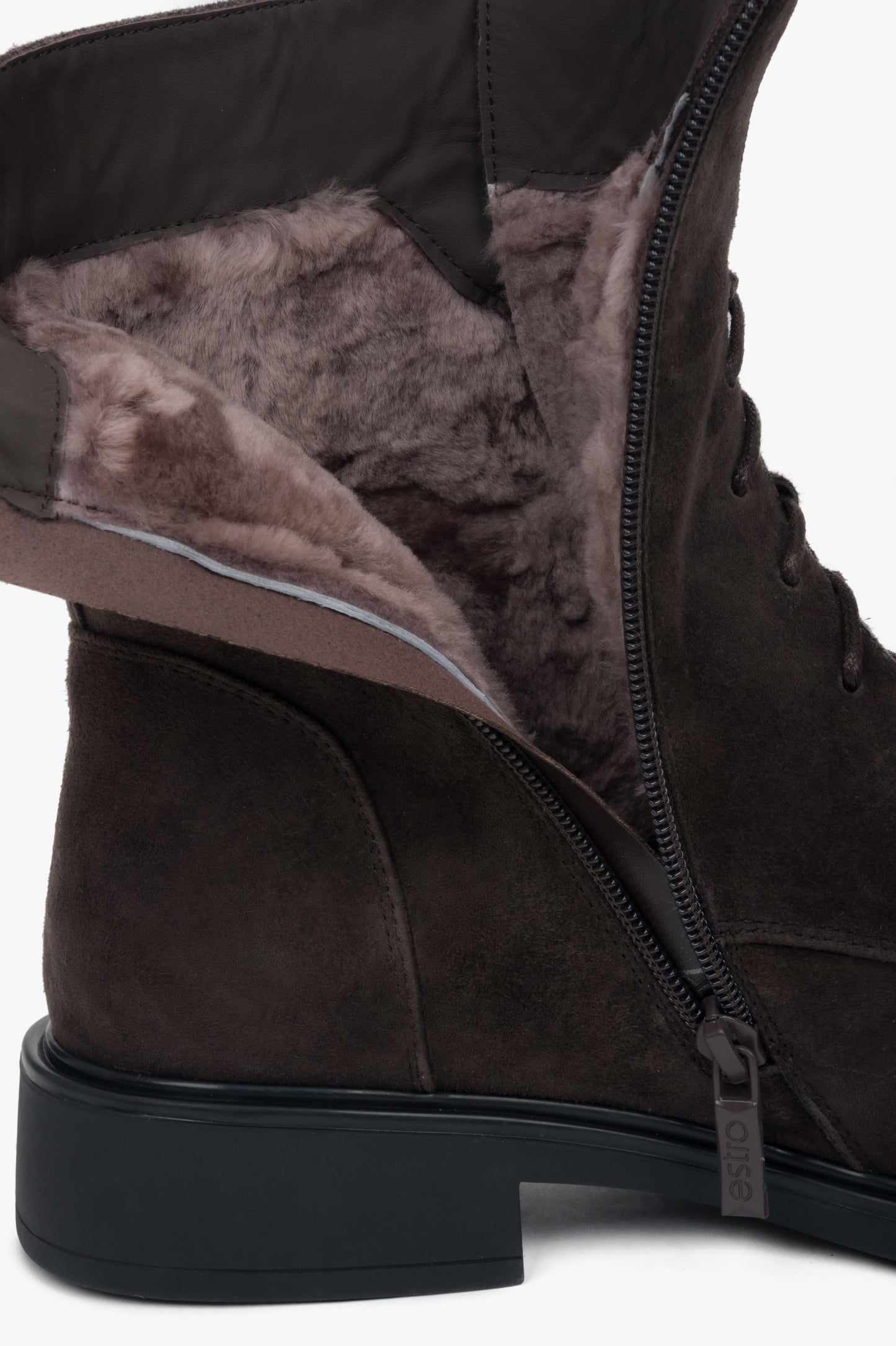 Detailaufnahme der geöffneten Innenseite mit dem Reißverschluss und dem warmen Naturfellfutter 