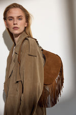 Dunkelbraune Damen-Schultertasche aus echtem Velours mit Fransen Estro ER00116828.