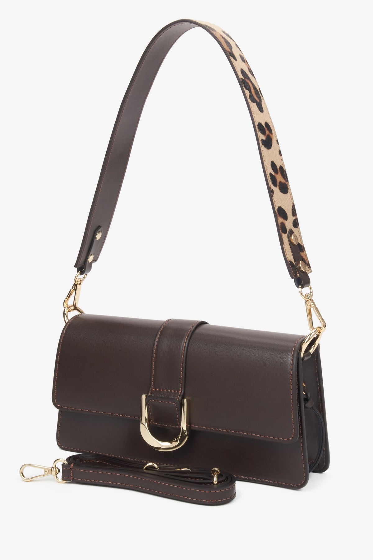 Schrägansicht der dunkelbraunen Handtasche mit dem markanten, kürzeren Animal-Print-Riemen 