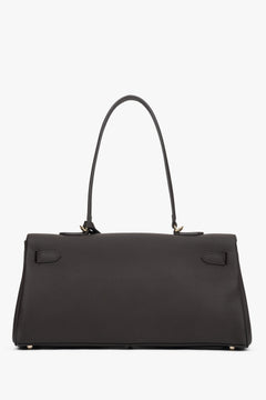 Flache Rückansicht der eleganten dunkelbraunen Schultertasche 